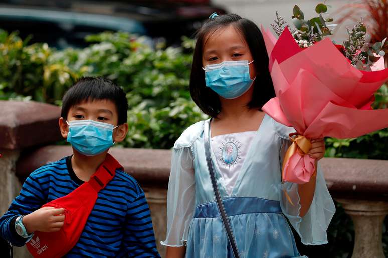 Crianças usam máscaras de proteção em Hong Kong
14/02/2020 REUTERS/Tyrone Siu