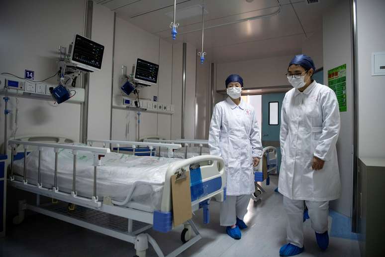 Enfermeiras em quarto que será usado para pacientes em quarentena em Xangai
17/02/2020 Noel Celis/Pool via REUTERS 
