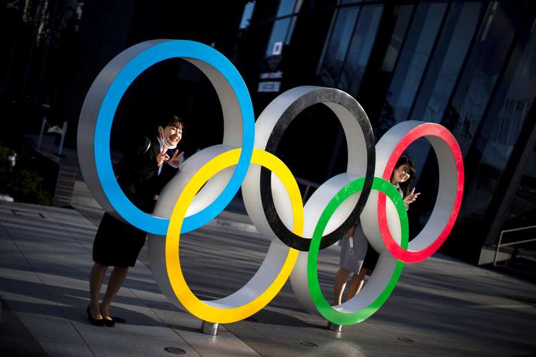 Pessoas posam para foto com os anéis olímpicos em Tóquio
17/02/2020 REUTERS/Athit Perawongmetha
