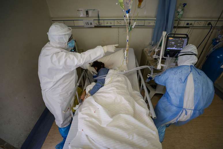 Equipes médicas tratam de paciente em hospital da Cruz Vermelha em Wuhan
16/02/2020 China Daily via REUTERS