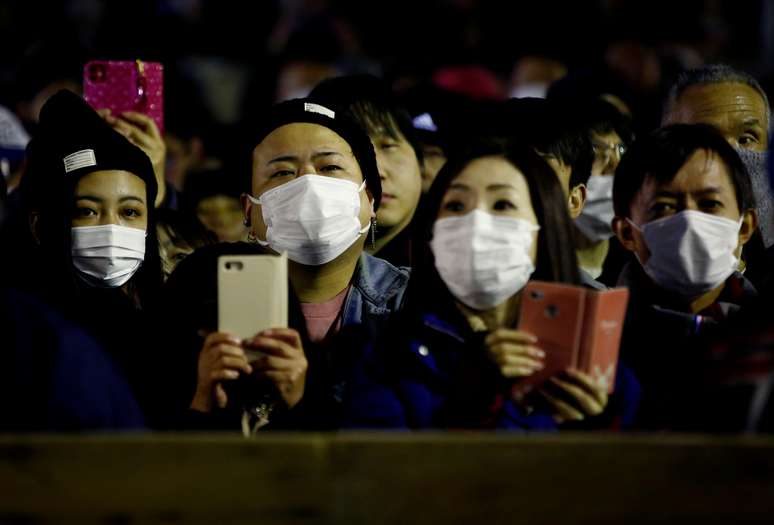 Pessoas com máscaras de proteção acompanham festival em templo em Okayama, no Japão
15/02/2020 REUTERS/Kim Kyung-Hoon 