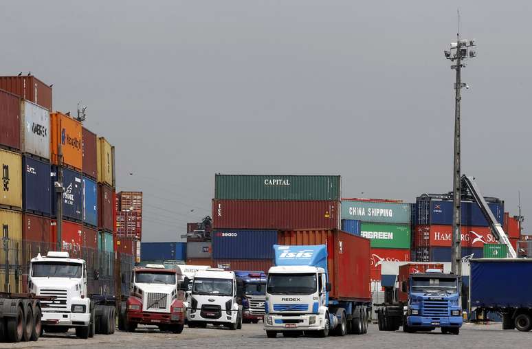 Caminhões transitam pelo Porto de Santos, em São Paulo
25/02/2015
REUTERS/Paulo Whitaker 