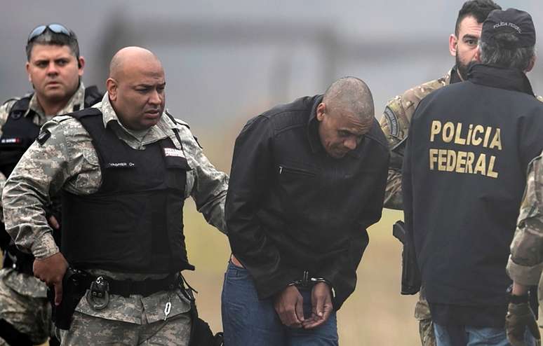 Adélio Bispo de Oliveira é escoltado por policiais federais em aeroporto de Juiz de Fora
08/09/2018
REUTERS/Ricardo Moraes