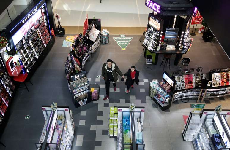Pessoas circulam em um shopping center. 14/12/2018. REUTERS/Jason Lee 