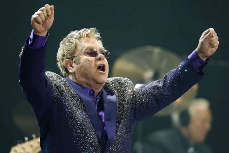 Chorando, Elton John abandona show após perder a voz