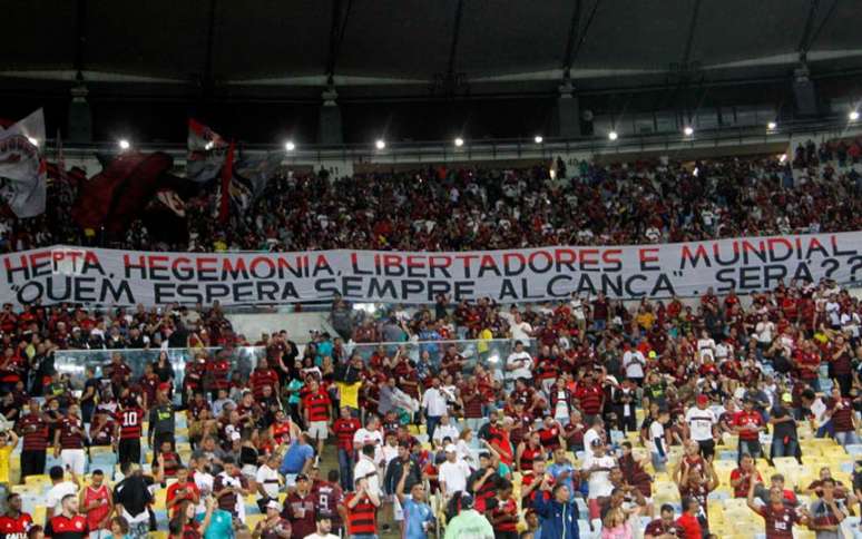 Torcida do Flamengo também provocou o Flu de forma sadia (Foto: Paulo Sergio/Agencia F8)