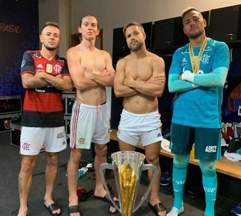Rafinha, Filipe Luís, Diego e Diego Alves, do Flamengo, com a Supercopa do Brasil (Foto: Reprodução/Instagram)