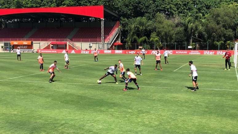Reservas do São Paulo golearam o sub-17 do clube em jogo-treino nesta segunda (Foto: Fellipe Lucena/Lancepress)