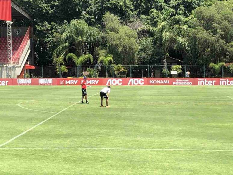 Diniz se aproxima de Igor Gomes enquanto o garoto treinava finalizações com os goleiros - FOTO: Fellipe Lucena