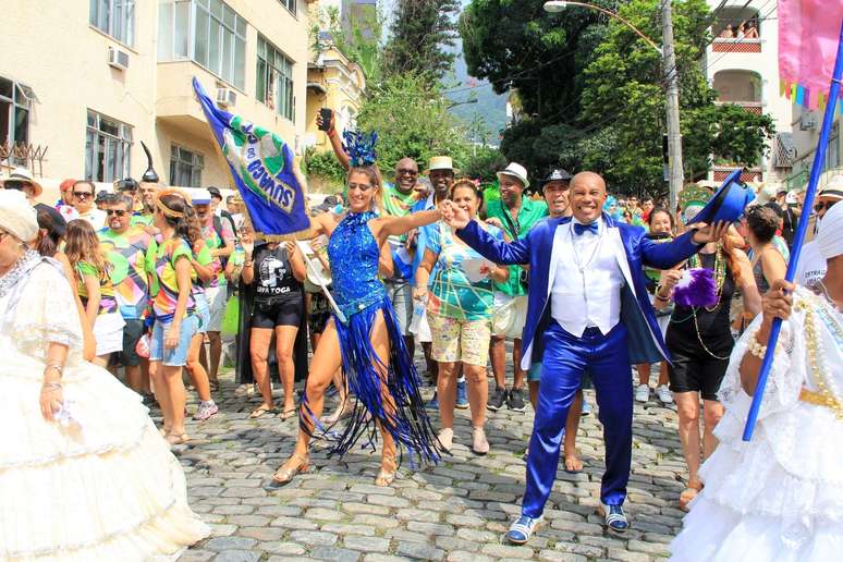 Bloco "Suvaco do Cristo" desfilou falando sobre amor e a crise na água do Rio de Janeiro