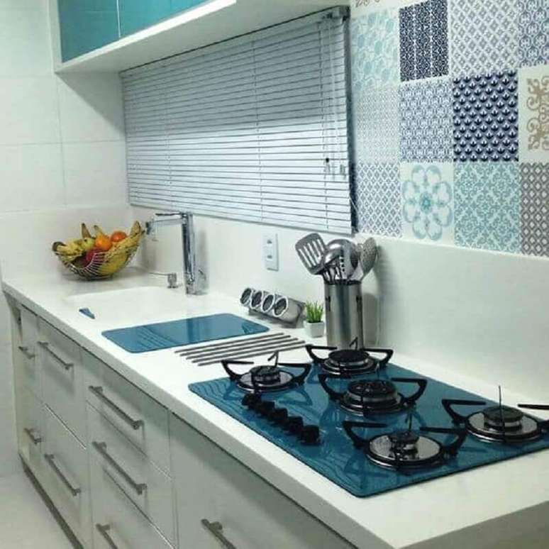 6. Decoração simples para cozinha com cooktop azul – Foto: Eduardo Cavalcanti Castro