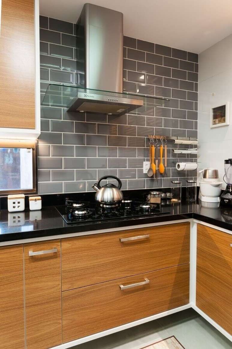 2. O projeto de cozinha com fogão cooktop pode ajudar a otimizar o espaço de uma cozinha pequena – Foto: Pinterest
