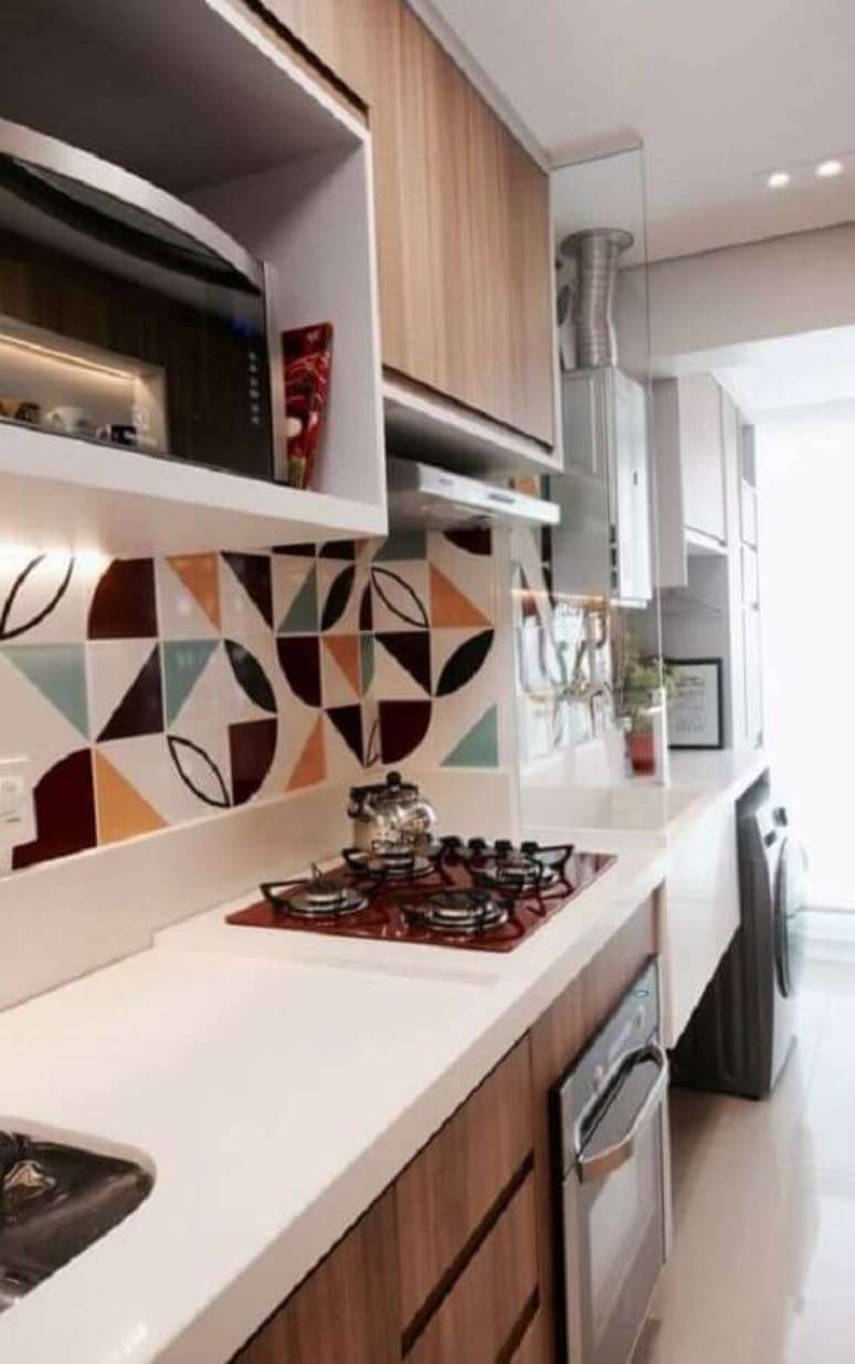 10. O armário de cozinha com cooktop colorido pode garantir uma decoração mais divertida para o seu ambiente – Foto: Pinterest