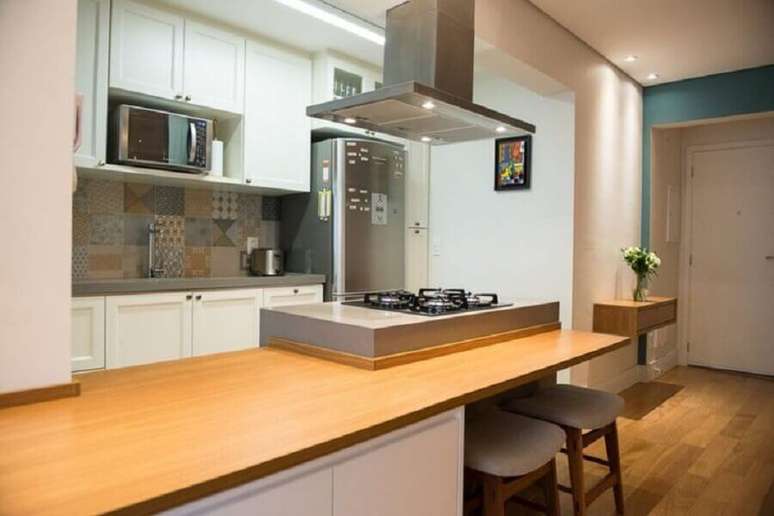 7. Decoração para cozinha com cooktop a gás e eletrodomésticos em inox – Foto: Arquitrecos