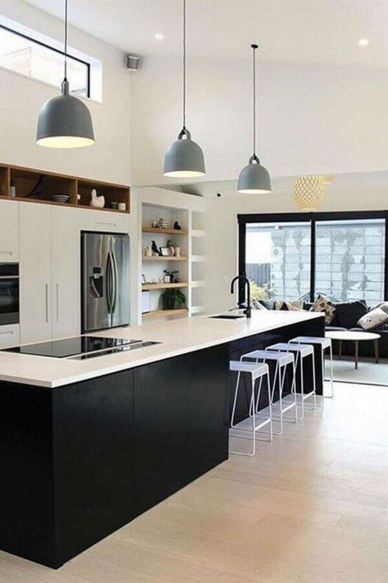 5. Decoração moderna para cozinha com fogão cooktop preta e branca – Foto: Interior Design