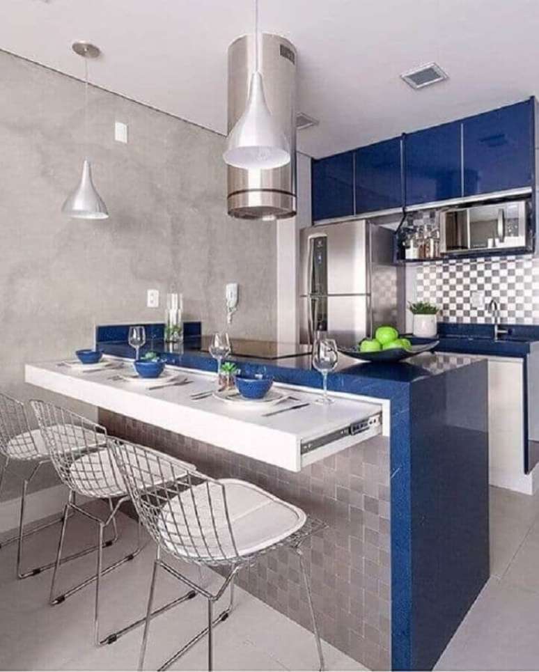 17. Cozinha compacta com cooktop decorada em azul e cinza – Foto: Pinterest