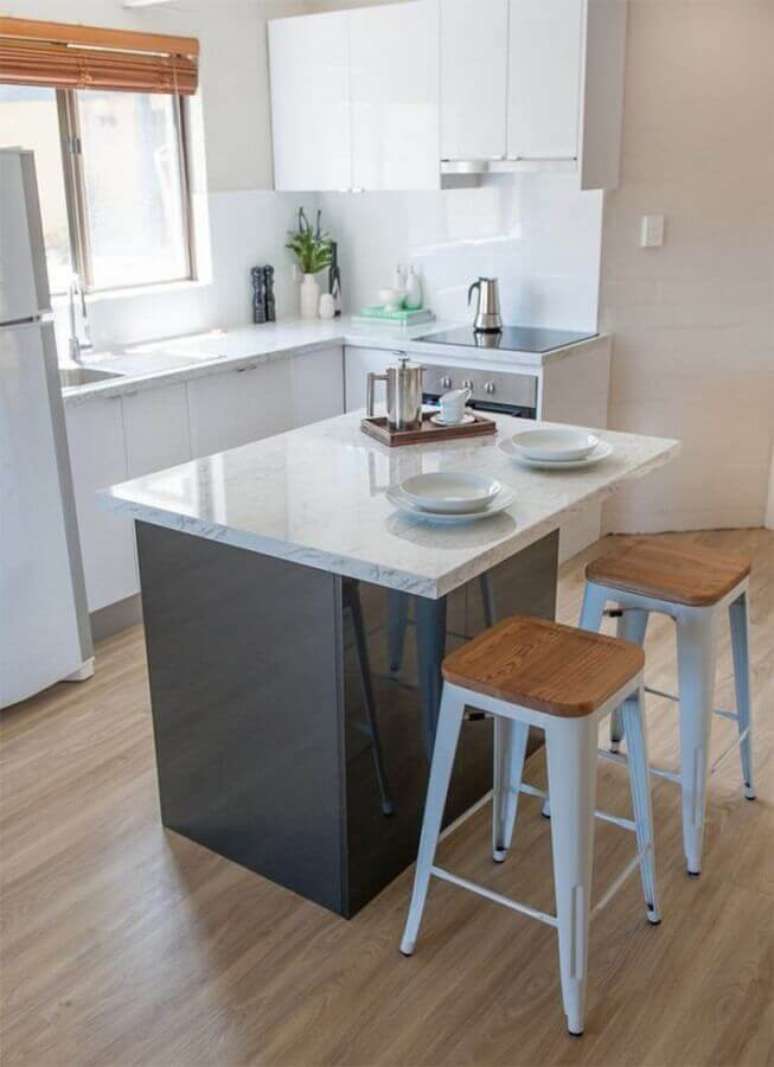 18. Decoração simples para cozinha compacta com cooktop e ilha pequena – Foto: Assetproject