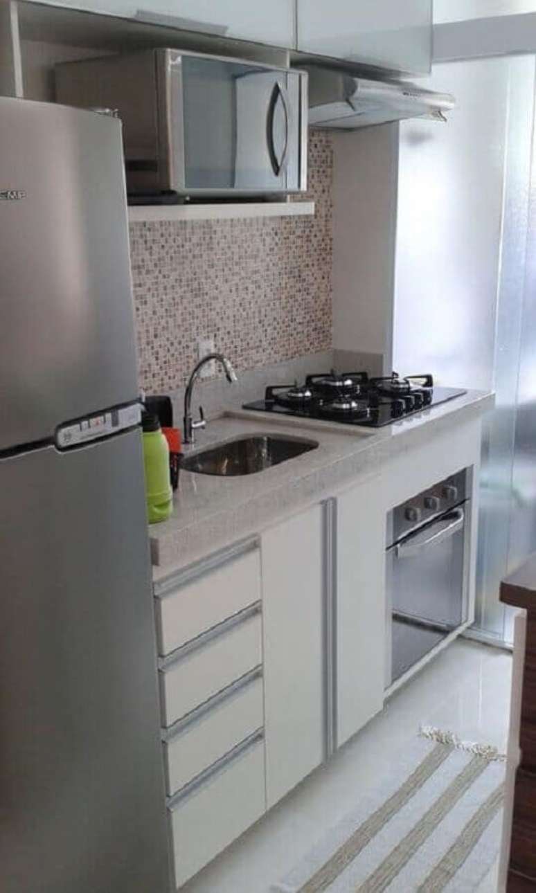 24. Cozinha compacta com cooktop decorada com pastilhas – Foto: ES Marcenaria