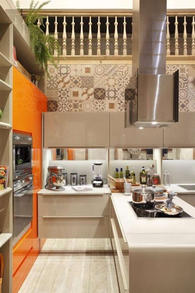 31. Cozinha planejada com cooktop e revestimento estampado – Foto: Lamego Mancini Arquitetura