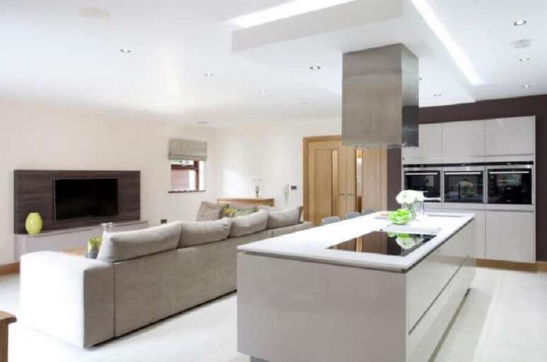 32. Decoração clean para cozinha com cooktop integrada a sala de estar – Foto: Pinterest