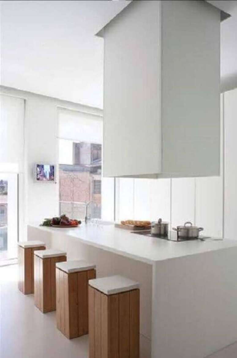 37. Decoração minimalista para cozinha com fogão cooktop toda branca – Foto: Pinterest