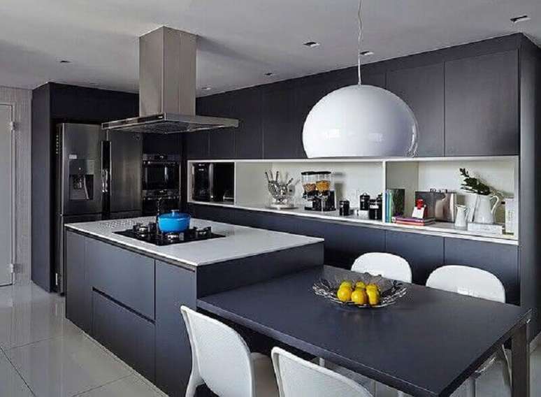 41. Decoração em preto e branco para cozinha com cooktop moderna – Foto: Studio Mira Arquitetura