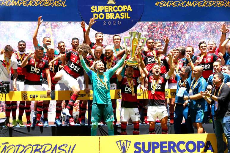 Flamengo levanta a taça de campeão da Supercopa.