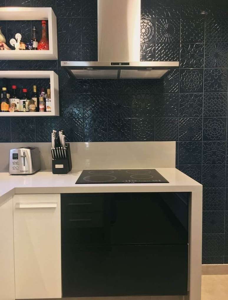 51. Armário de cozinha com cooktop e revestimento azul marinho para paredes – Foto: Pinterest