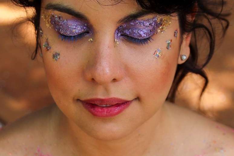 Make de Carnaval com bioglitter da Santa Mana, marca paulistana tem baixo impacto ambiental 