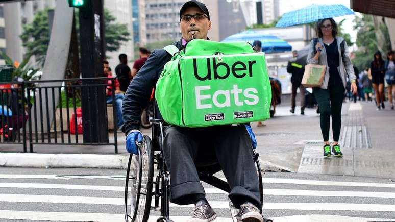 Luciano Oliveira entrega comida pela Paulista e regiões próximas em uma cadeira de rodas