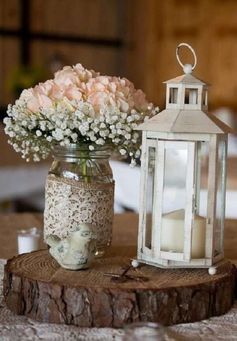 15. Decore o centro de mesa com flor mosquitinho e lanterna marroquina. Fonte: Pinterest