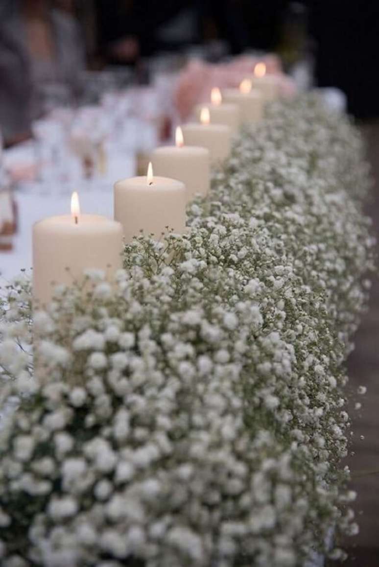 13. Decoração delicada com flor mosquitinho e velas. Fonte: Pinterest