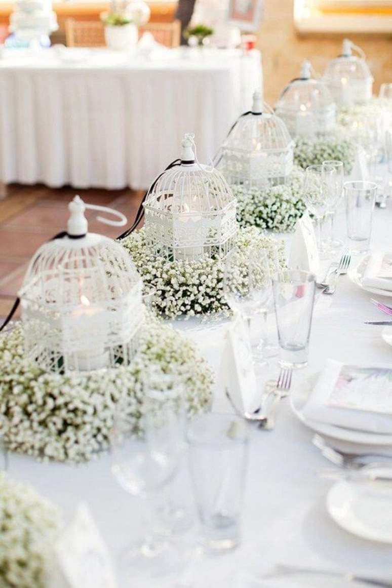 50. Gaiolas decorativas com flor mosquitinho e velas para a decoração de casamento. Fonte: Pinterest