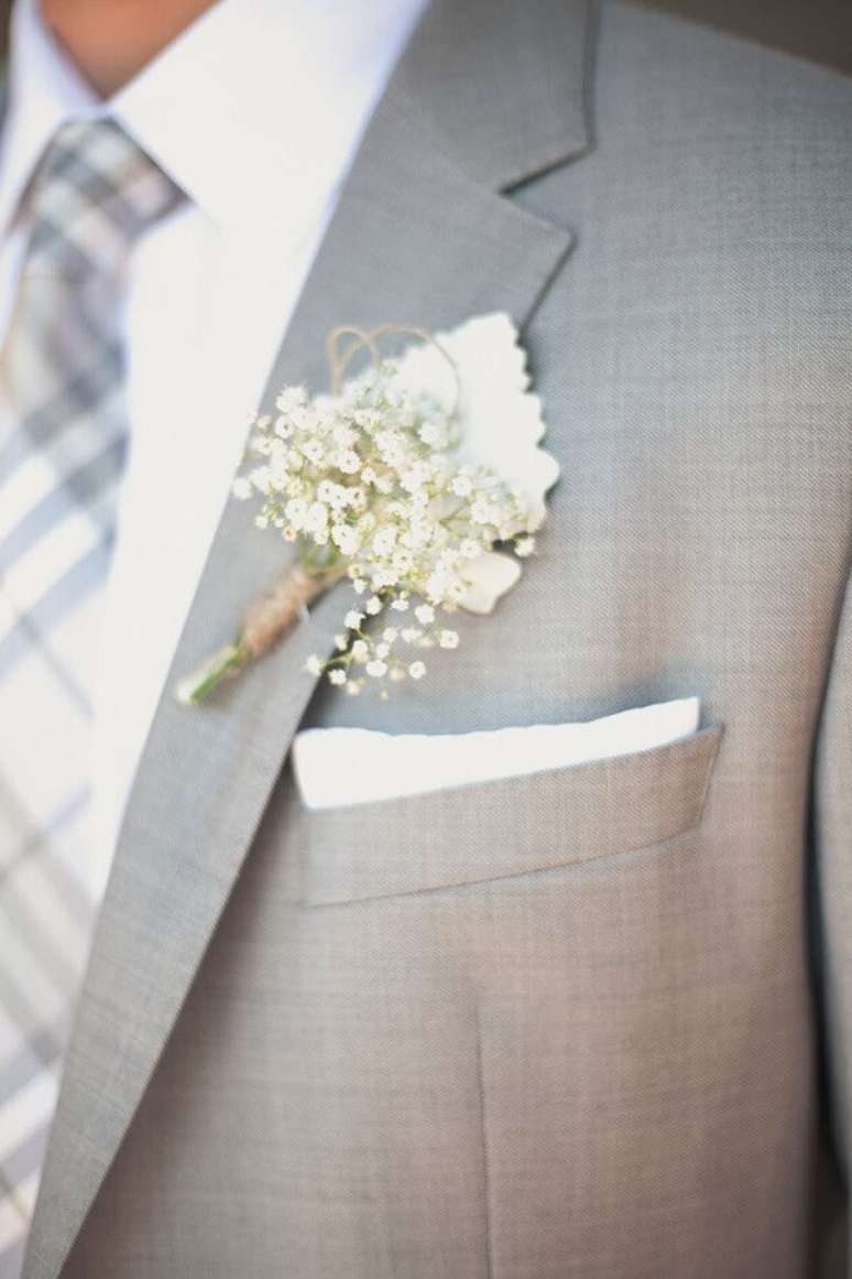 45. Utilize a flor mosquitinho na lapela do noivo. Fonte: Pinterest