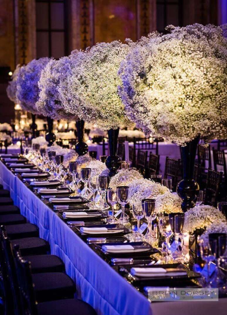 35. Decora&ccedil;&atilde;o luxuosa feita com flor mosquitinho. Fonte: Salve a Noiva