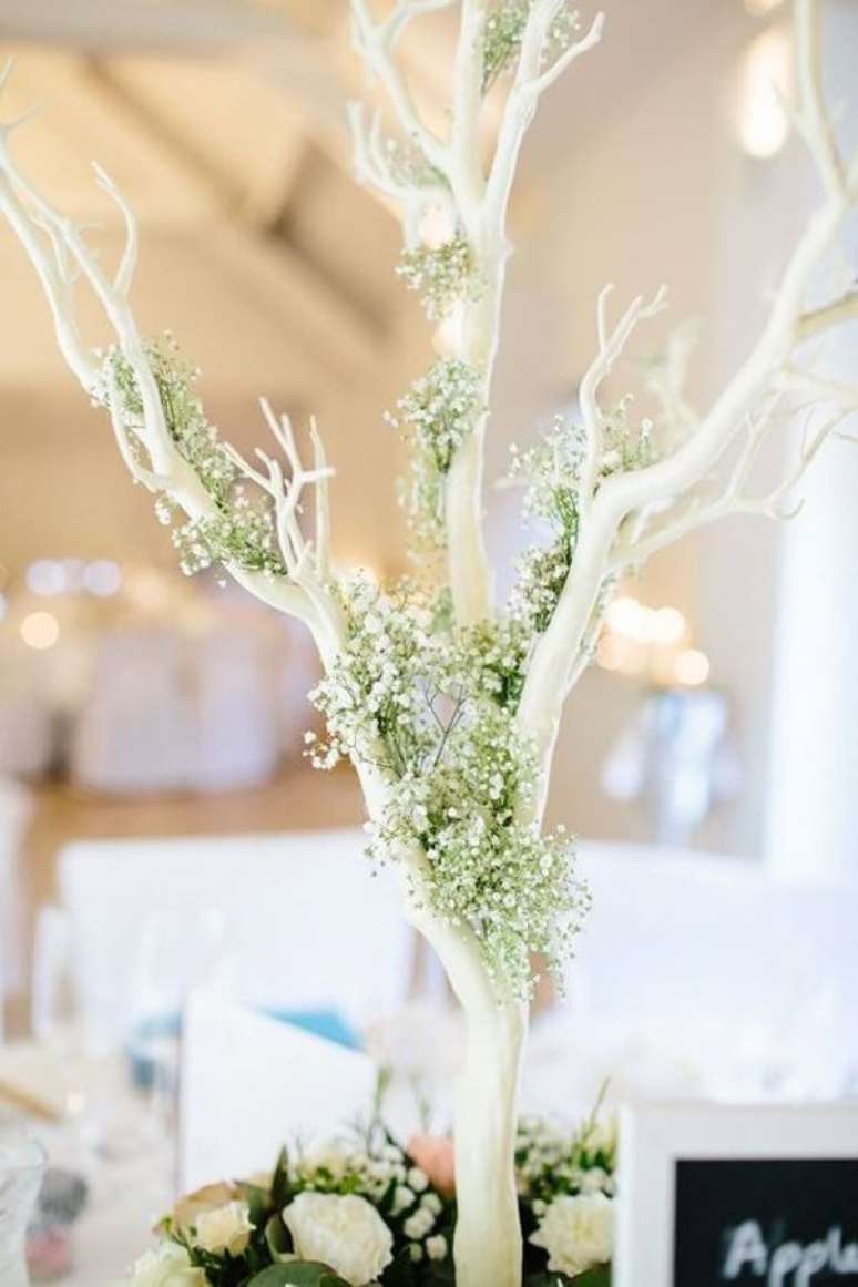 25. Acomode pequenos arranjos da flor mosquitinho na &aacute;rvore. Fonte: Pinterest