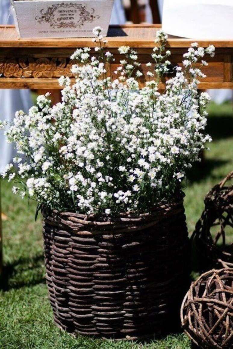 46. Cesto de vime e flores mosquitinho decoram delicadamente a festa. Fonte: Pinterest