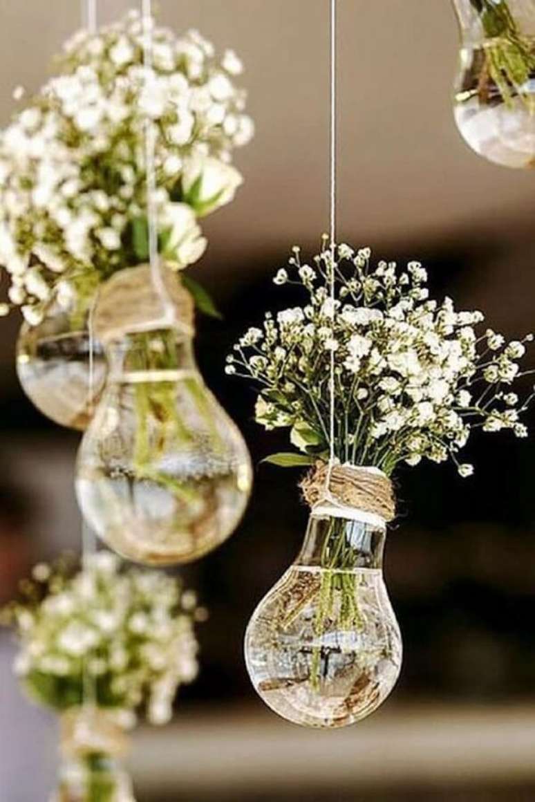 48. As lâmpadas penduradas servem de apoio para as flores mosquitinho. Fonte: Pinterest