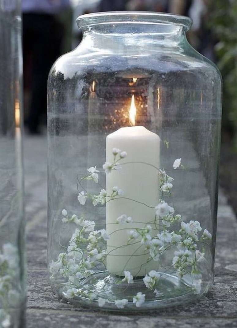 8. Forme um lindo enfeite colocando a flor mosquitinho dentro do pote de vidro com vela. Fonte: Pinterest