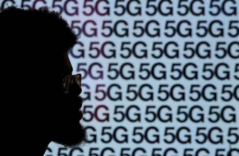 Homem passa pela frente de anúncio da tecnologia 5G. 28/1/2020. REUTERS/Toby Melville