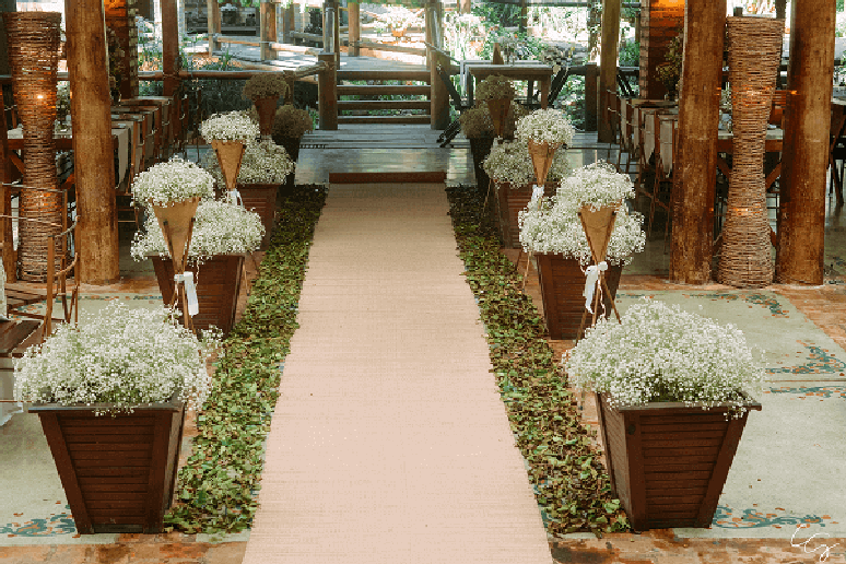 32. Decora&ccedil;&atilde;o delicada feita com flor mosquitinho. Fonte: Lejour