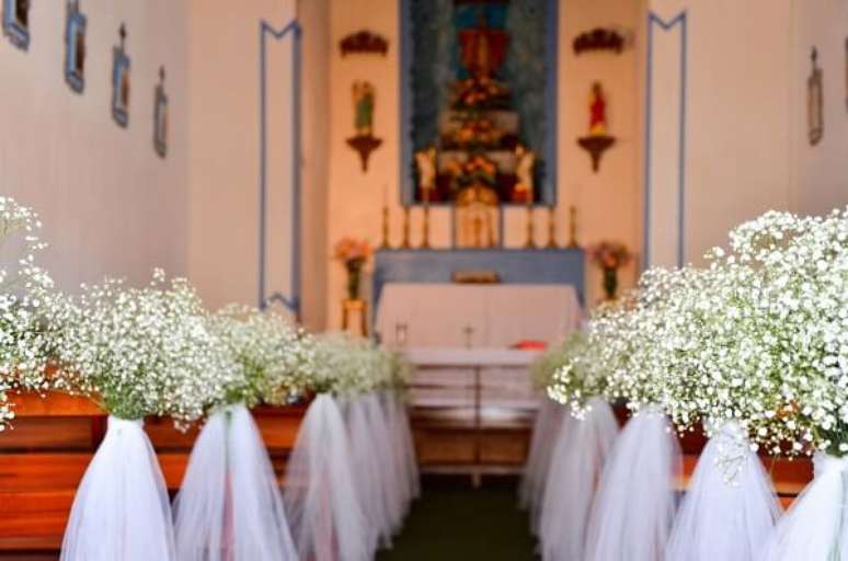 52. Decora&ccedil;&atilde;o simples para a entrada da noiva na igreja. Fonte: Casando Sem Grana
