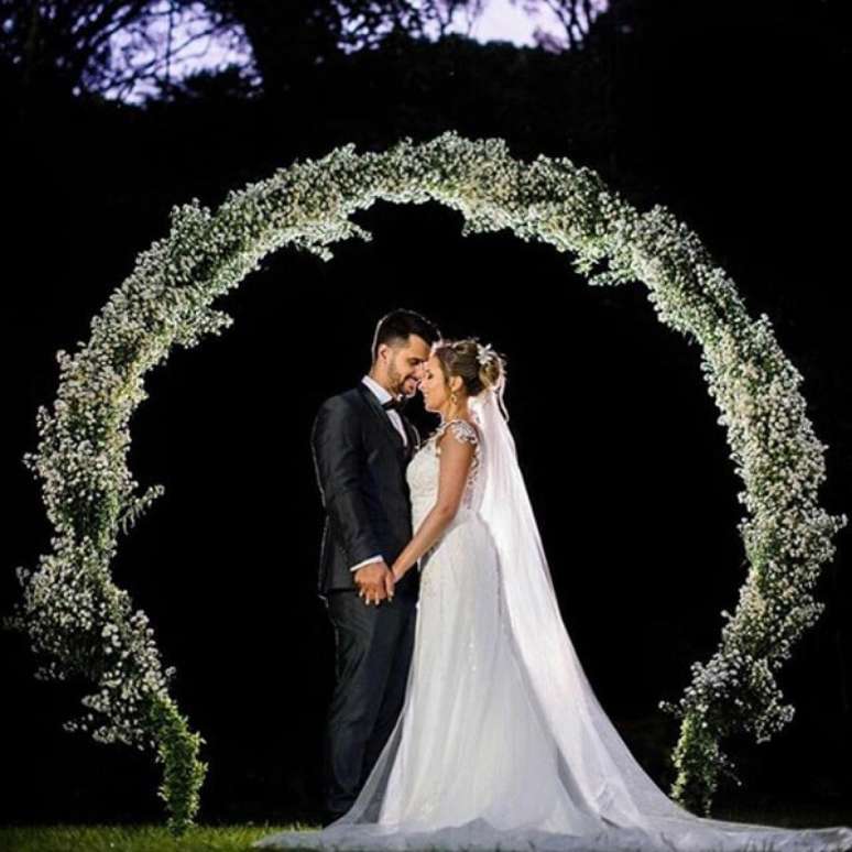 26. Arco feito com flor mosquitinho para festa de casamento. Fonte: Pinterest