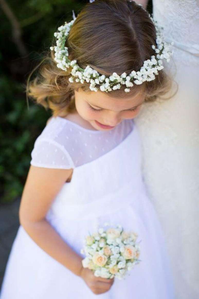 12. As daminhas podem receber uma coroa especial feita com flor mosquitinho. Fonte: Pinterest
