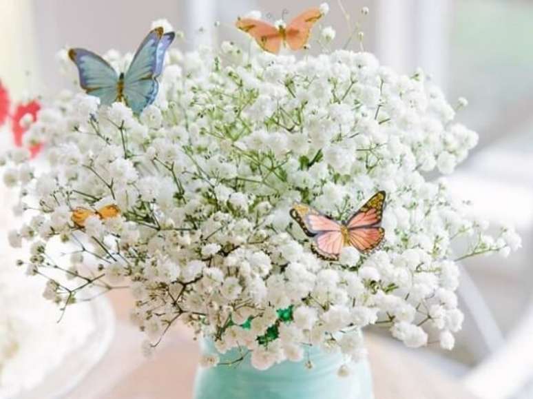3. Complemente o arranjo de flor mosquitinho com borboletas de papel. Fonte: We Share Ideas