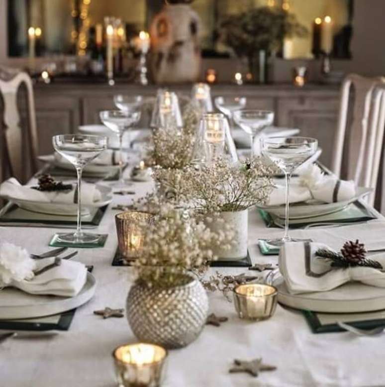 19. A decora&ccedil;&atilde;o de ano novo pode receber arranjos com flor mosquitinho. Fonte: Casamentos