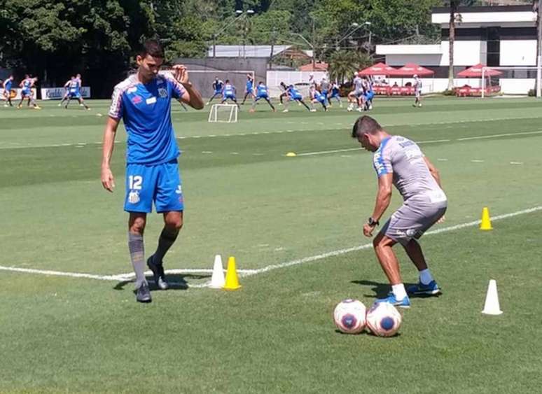 Aguilar faz treino específico com bola (Foto: Gabriela Brino)