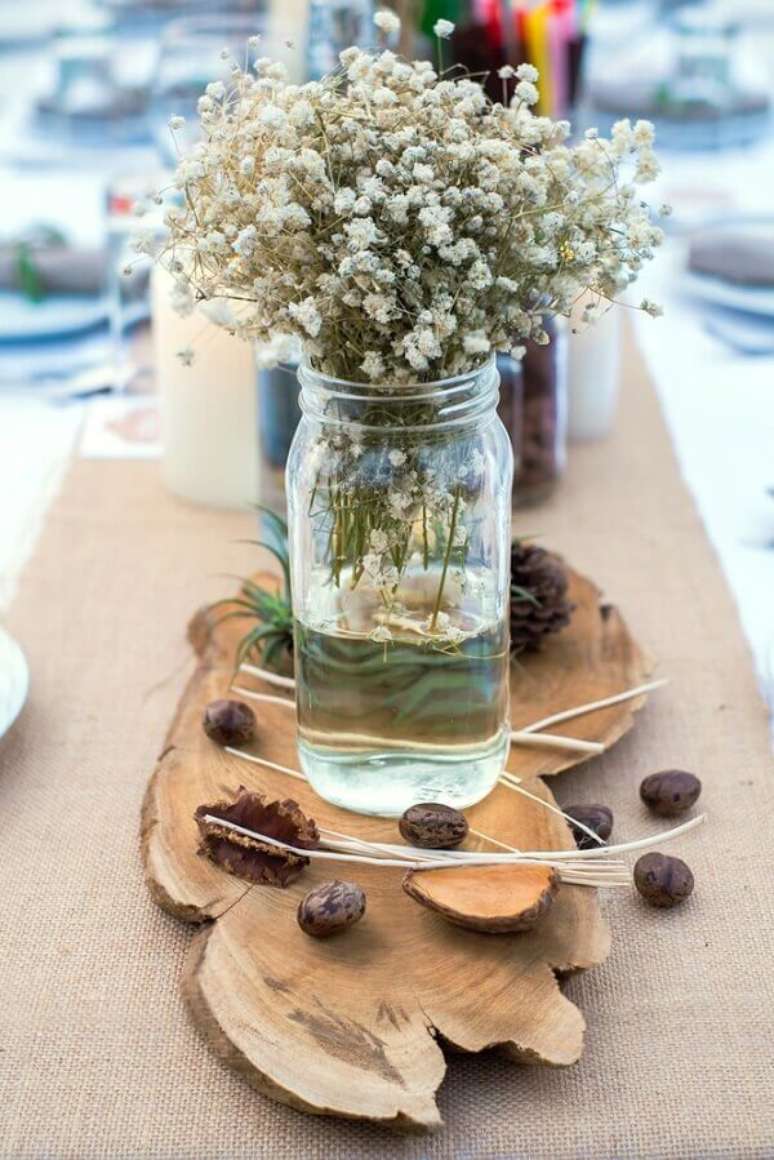 36. Decora&ccedil;&atilde;o r&uacute;stica com peda&ccedil;o de madeira e flor mosquitinho. Fonte: Meu Bistr&ocirc;