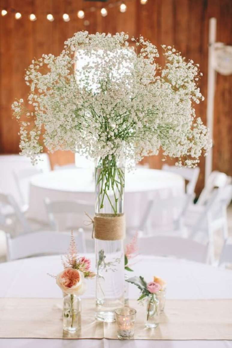 24. A mesa de convidados pode ser decorada de forma especial com flor mosquitinho. Fonte: Pinterest