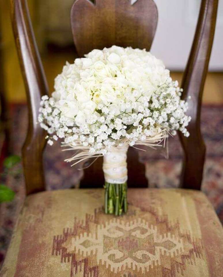 16. Buquê delicado feito com rosas brancas e flor mosquitinho. Fonte: Salve a Noiva